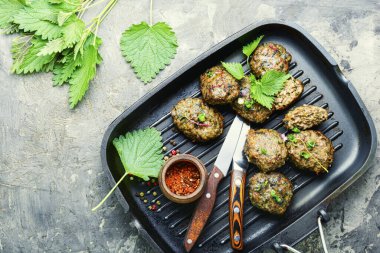 Izgara tavada pişirilmiş ev yapımı ısırgan otu köftesi.