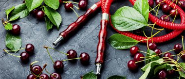 Kirazlı tütünlü nargile kokusu. Doğu tütünü nargile.