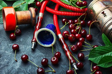 Kirazlı tütünlü nargile kokusu. Oryantal tütün nargilesi. Rahatlamak için meyve aromalı nargile.