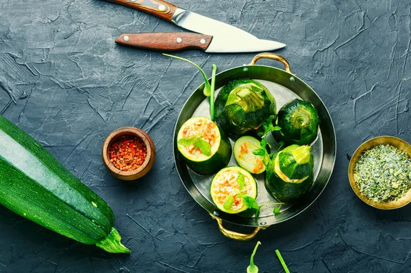 Zucchini Panggang Diisi Dengan Wortel Dan Nasi — Stok Foto