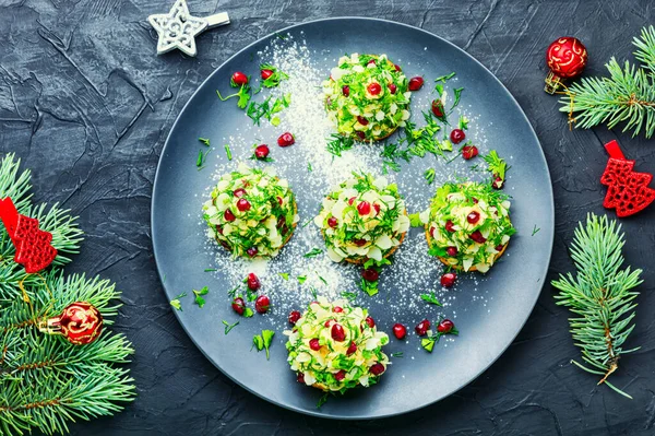 チーズ マヨネーズ ニンニクで作られたクリスマスのカナッペやタルト — ストック写真