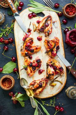 Kiraz soslu fırında tavuk eti ve şifalı otlar.