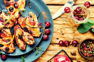 Baharatlı kiraz soslu kızarmış tavuk kanadı. Izgara tavuk, fast food..