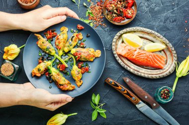 Somon ve kurutulmuş domatesle doldurulmuş kabak çiçekleri..