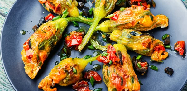 Läckra Stekta Zucchini Blommor Fyllda Med Soltorkade Tomater Sommarmat — Stockfoto