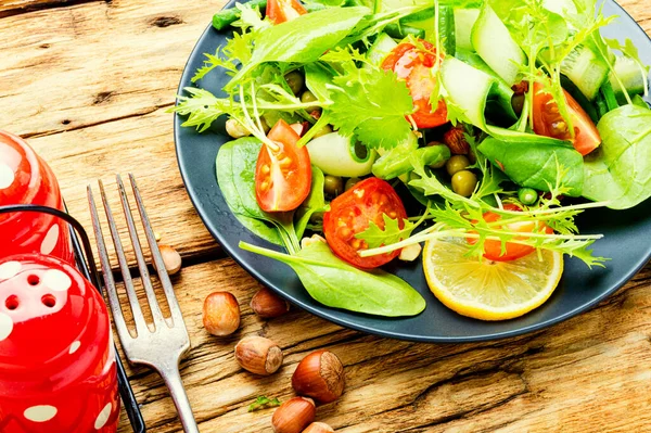 Ensalada Verde Con Verduras Nueces Comida Saludable —  Fotos de Stock