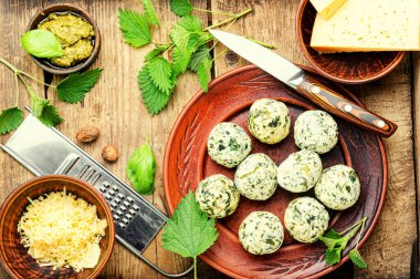 Eski ahşap masa üzerinde ısırgan otu olan Malfatti. İtalyan yemeği.