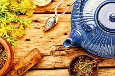 Hiperikum ile güzel kokulu bitki çayı. Bitkisel ilaç. Bitkilerle çay..