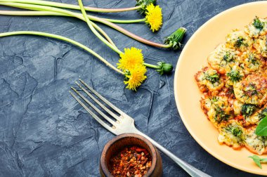 Sıradışı bir kızarmış karahindiba çiçeği tabağı.