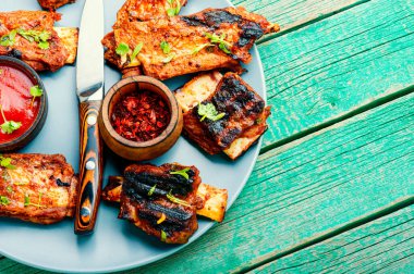 Lezzetli ızgara dana kaburga, kızarmış sığır kaburgası ızgara kaburga.