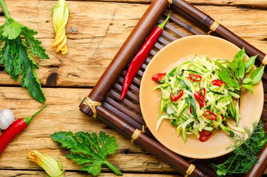 Yaz salatası taze kabak, biber ve sarımsak. Sebze salatası.