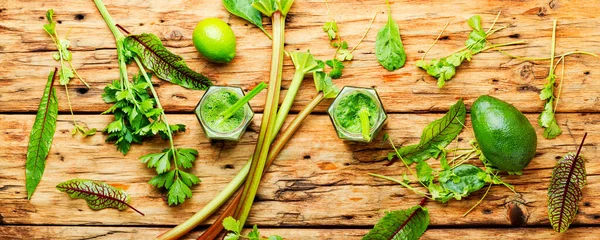 Batido Vegetariano Vitaminas Hecho Ruibarbo Lima Hierbas Batido Verde Mezclado — Foto de Stock