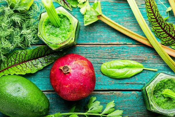 Étvágygerjesztő Egészséges Nyári Zöld Smoothie Szárak Rebarbara Gyógynövények — Stock Fotó