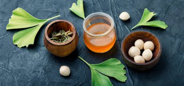 Bitkisel ilaçlardaki ginkgo biloba yapraklarının ve tohumların iyileştirme özellikleri.