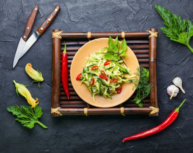 Taze kabak, biber, sarımsak ve sebze salatası. Vejetaryen yemeği.