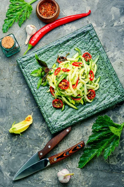 Frühlingssalat Salat Aus Frischen Zucchini Paprika Und Knoblauch — Stockfoto