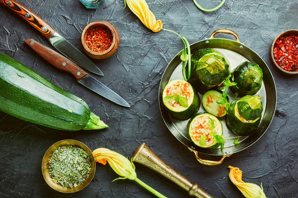 Zucchini Panggang Diisi Dengan Wortel Dan Nasi — Stok Foto