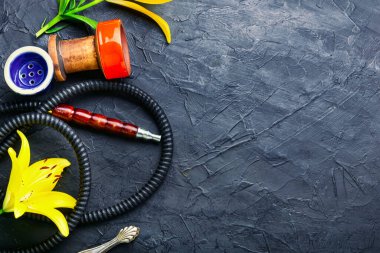 Kokulu tütünlü Asya nargilesi. Lily aromalı shisha. Yazı için yer var.