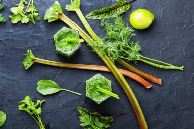 Rhubarb, limon ve bitkiden yapılmış vejetaryen vitamin smoothie. Sebze ve bitkilerden meyve suyu veya meyve suyu.