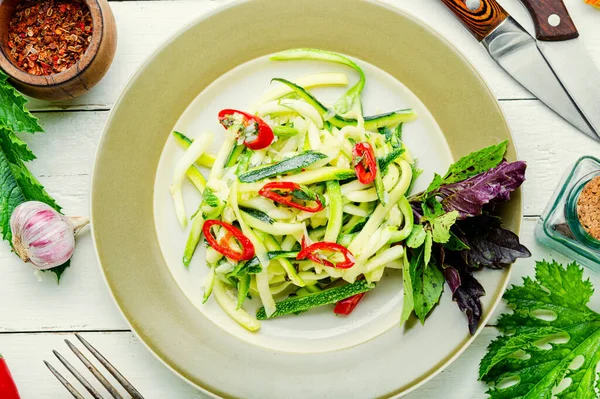 Salada Vegetariana Com Abobrinha Fresca Pimentas Alho — Fotografia de Stock