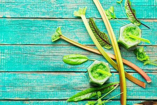 Gezonde Zomer Groene Smoothie Van Stengels Van Rabarber Kruiden — Stockfoto