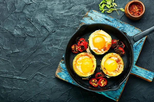 Жареные Яйца Помидорами Черри Жарке Pan Fried Яйца Чугунной Сковороде — стоковое фото