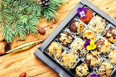 Noel masası için ev yapımı çikolatalar ya da yer mantarı.