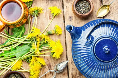 Çiçek açan karahindibalardan güzel kokulu bitki çayı. Sağlıklı karahindiba çayı..