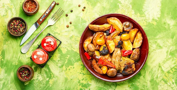 Prato Com Deliciosas Batatas Caseiras Fritas Com Cogumelos — Fotografia de Stock