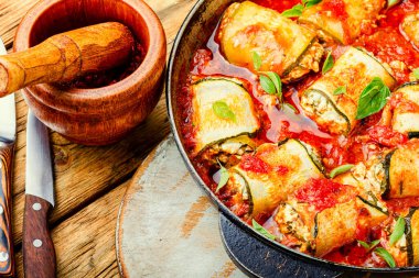 Fırında kabak veya peynirle doldurulmuş patlıcan.