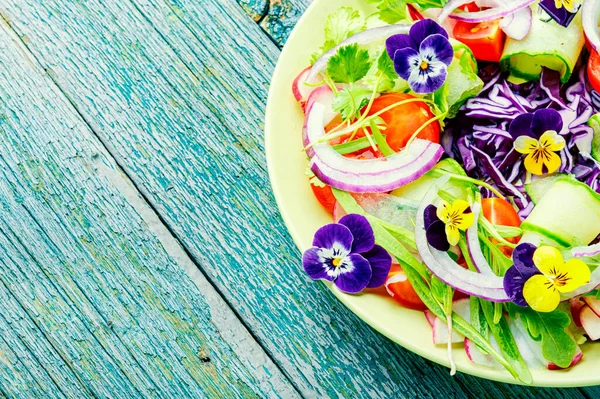 Salad Greens Tomatoes Cabbage Onions Edible Flowers Healthy Vegetable Salad — Stock Photo, Image