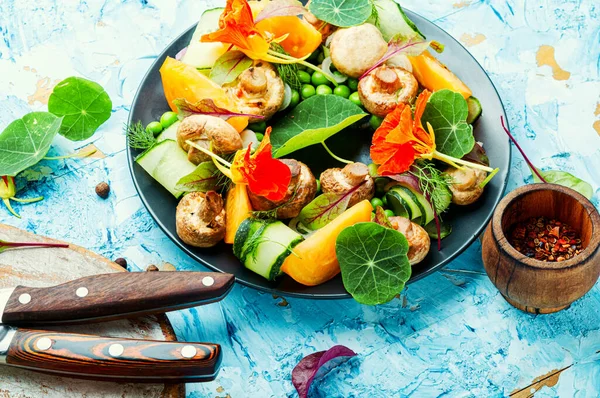 Sallad Med Stuvad Svamp Gurka Tomat Och Nasturtium — Stockfoto