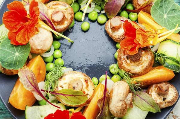 Летний Овощной Салат Украшенный Цветами Настурция — стоковое фото