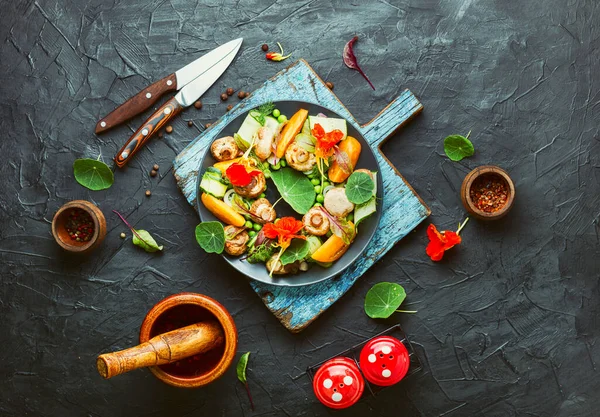 Salad Dengan Jamur Rebus Mentimun Tomat Dan Nasturtium — Stok Foto