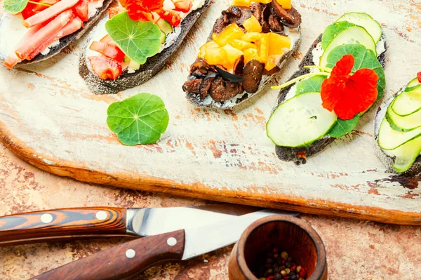 Sommarbruschettas Eller Crostini Med Ost Bacon Och Grönsaker — Stockfoto