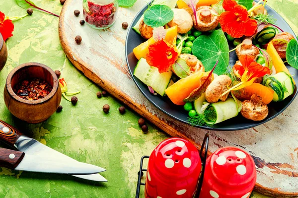Salada Com Cogumelos Cozidos Pepino Tomate Nastúrcio — Fotografia de Stock