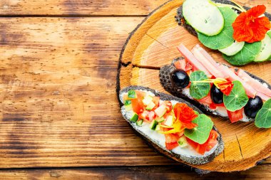 Yaz bruschettaları ya da peynirli, pastırmalı ve sebzeli crostini..