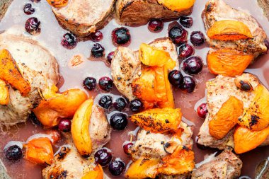 Kayısı ve kuşüzümlü kırmızı şaraplı fırında domuz eti..