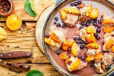 Kayısı ve böğürtlenli kırmızı şaraplı domuz eti.