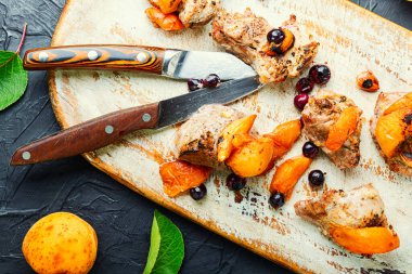 Kayısı ve kuşüzümlü kırmızı şaraplı fırında domuz eti..