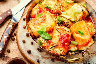 Fırında kabak veya peynirle doldurulmuş patlıcan.