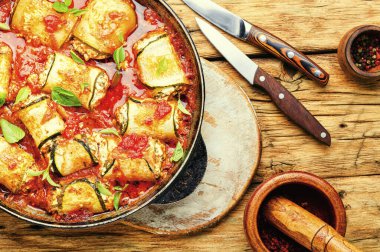 Fırında kabak veya peynirle doldurulmuş patlıcan.