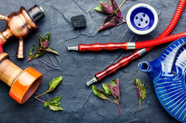 Doğulu tütünlü nargile. Fesleğen aromalı tütün..