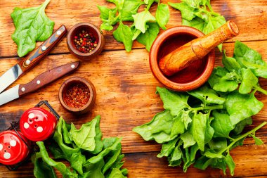 Kırsal ahşap masada taze ıspanak yaprakları