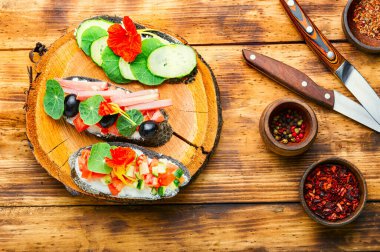 Yaz bruschetaları ya da krem peynirli, pastırmalı ve sebzeli kanepe. Geleneksel İtalyan bruschetta.