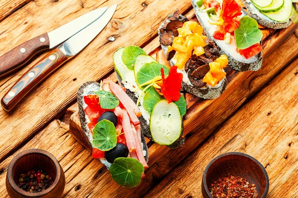 Bruschettas Musim Panas Atau Crostini Dengan Keju Daging Babi Dan — Stok Foto