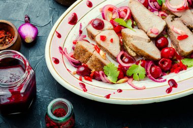 Çilekli lezzetli et, et için kiraz sosu..