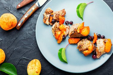 Kayısı ve kuşüzümlü kırmızı şaraplı fırında domuz eti..