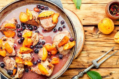 Kayısı ve kuşüzümlü kırmızı şaraplı fırında et. Domuz yahnisi..