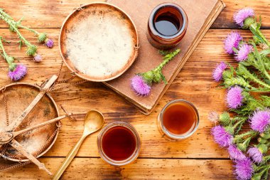 Bitkisel ilaçlarda devedikeni ya da silybum. Yabani otları iyileştiriyor..